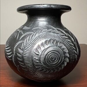 Vintage Black Clay Pot Vase Tooled Folk Art Barro Negro Mexican Pottery Oaxaca